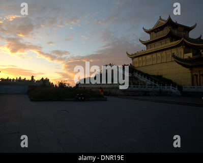 Sunrise Dawn Tempel auf dem goldenen Gipfel von Mount Emei, Emei Shan, in der Nähe von Leshan, Sichuan Provinz, China. Stockfoto