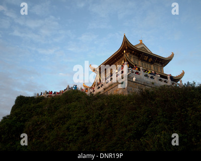 Sunrise Dawn Tempel auf dem goldenen Gipfel von Mount Emei, Emei Shan, in der Nähe von Leshan, Sichuan Provinz, China. Stockfoto