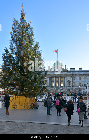 Historischer Innenhof des Somerset House mit Weihnachtsbaumschmuck und Menschen, die Eislaufbahn im Freien im Strand London England UK genießen Stockfoto