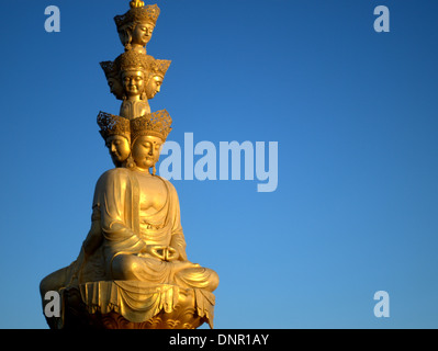 Massive Samantabhadra-Statue auf dem Gipfel des Mount Emei, Emei Shan, in der Nähe von Leshan, Sichuan Provinz, China. Stockfoto