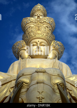 Massive Samantabhadra-Statue auf dem Gipfel des Mount Emei, Emei Shan, in der Nähe von Leshan, Sichuan Provinz, China. Stockfoto