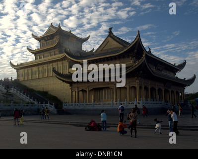 Sunrise Dawn Tempel auf dem goldenen Gipfel von Mount Emei, Emei Shan, in der Nähe von Leshan, Sichuan Provinz, China. Stockfoto