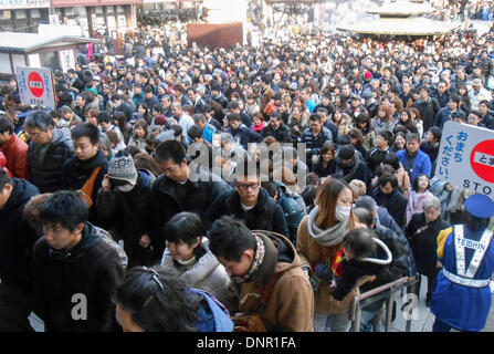 Tokio, Japan. 4. Januar 2014. Menschen warten, um Neujahr beten bei Kawasaki Daishi Heikenji Tempel in Kawasaki, südlich von Tokio 4. Januar 2014. 4. Januar 2014. Bildnachweis: Hitoshi Yamada/NurPhoto/ZUMAPRESS.com/Alamy Live-Nachrichten Stockfoto