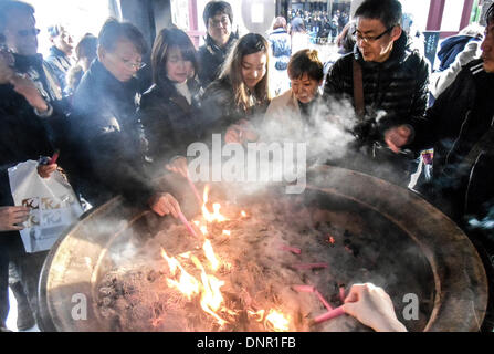 Tokio, Japan. 4. Januar 2014. Menschen warten, um Neujahr beten bei Kawasaki Daishi Heikenji Tempel in Kawasaki, südlich von Tokio 4. Januar 2014. 4. Januar 2014. Bildnachweis: Hitoshi Yamada/NurPhoto/ZUMAPRESS.com/Alamy Live-Nachrichten Stockfoto
