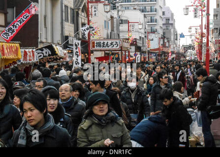 Tokio, Japan. 4. Januar 2014. Menschen warten, um Neujahr beten bei Kawasaki Daishi Heikenji Tempel in Kawasaki, südlich von Tokio 4. Januar 2014. 4. Januar 2014. Bildnachweis: Hitoshi Yamada/NurPhoto/ZUMAPRESS.com/Alamy Live-Nachrichten Stockfoto