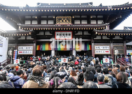 Tokio, Japan. 4. Januar 2014. Menschen warten, um Neujahr beten bei Kawasaki Daishi Heikenji Tempel in Kawasaki, südlich von Tokio 4. Januar 2014. 4. Januar 2014. Bildnachweis: Hitoshi Yamada/NurPhoto/ZUMAPRESS.com/Alamy Live-Nachrichten Stockfoto