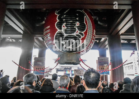 Tokio, Japan. 4. Januar 2014. Menschen warten, um Neujahr beten bei Kawasaki Daishi Heikenji Tempel in Kawasaki, südlich von Tokio 4. Januar 2014. 4. Januar 2014. Bildnachweis: Hitoshi Yamada/NurPhoto/ZUMAPRESS.com/Alamy Live-Nachrichten Stockfoto