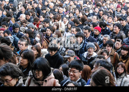 Tokio, Japan. 4. Januar 2014. Menschen warten, um Neujahr beten bei Kawasaki Daishi Heikenji Tempel in Kawasaki, südlich von Tokio 4. Januar 2014. 4. Januar 2014. Bildnachweis: Hitoshi Yamada/NurPhoto/ZUMAPRESS.com/Alamy Live-Nachrichten Stockfoto