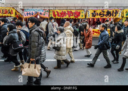 Tokio, Japan. 4. Januar 2014. Menschen warten, um Neujahr beten bei Kawasaki Daishi Heikenji Tempel in Kawasaki, südlich von Tokio 4. Januar 2014. 4. Januar 2014. Bildnachweis: Hitoshi Yamada/NurPhoto/ZUMAPRESS.com/Alamy Live-Nachrichten Stockfoto