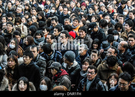 Tokio, Japan. 4. Januar 2014. Menschen warten, um Neujahr beten bei Kawasaki Daishi Heikenji Tempel in Kawasaki, südlich von Tokio 4. Januar 2014. 4. Januar 2014. Bildnachweis: Hitoshi Yamada/NurPhoto/ZUMAPRESS.com/Alamy Live-Nachrichten Stockfoto