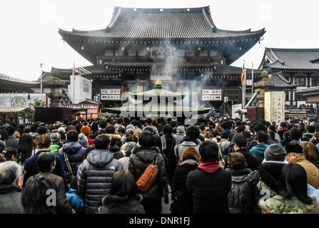 Tokio, Japan. 4. Januar 2014. Menschen warten, um Neujahr beten bei Kawasaki Daishi Heikenji Tempel in Kawasaki, südlich von Tokio 4. Januar 2014. 4. Januar 2014. Bildnachweis: Hitoshi Yamada/NurPhoto/ZUMAPRESS.com/Alamy Live-Nachrichten Stockfoto