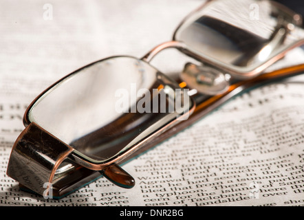 Brille auf Zeitungspapier. Natürliche Beleuchtung Stockfoto