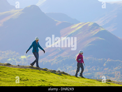 Mutter und Tochter gehen auf Latrigg im Lake District National Park Cumbria England Vereinigtes Königreich Großbritannien Stockfoto