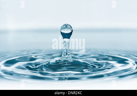 Tropfen Sie in Wasser. Blauen Wassertropfen Makroaufnahme Stockfoto