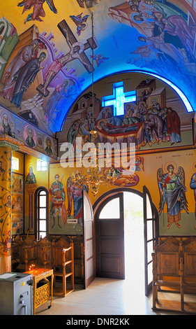 Im Inneren der Kirche Agios Georgios (Heiliger Georg) befindet sich am Hafen in Ayia Napa, Zypern. Stockfoto