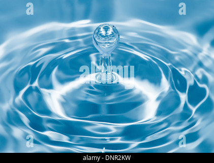 Tropfen Sie in Wasser. Blauen Wassertropfen Makroaufnahme Stockfoto