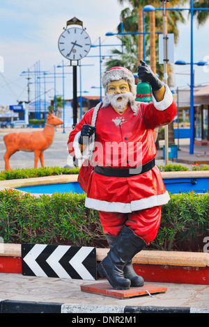 Santa Claus am Hafen in Ayia Napa, Zypern. Stockfoto