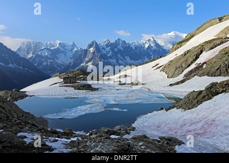 Lac Blanc und Gipfel des Mont Blanc Gruppe. Alpine Landschaft mit See und Schnee. Aiguilles Rouges massiv, Französischen Alpen. Europa. Stockfoto