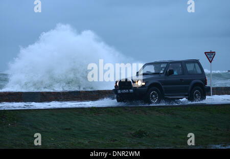 Cobo Bay, Guernsey. 4. Januar 2013. Starke Winde und 10 Meter hohen Gezeiten zusammenfallen, um Chaos und Road Verschlüsse zu verursachen. Teile der Westküste waren unpassierbar durch Überschwemmungen und Felsen, die durch die starke Meere übersät Teile der Straßen geworfen wurden. © Robert Smith/Alamy Stockfoto