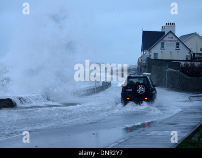 Cobo Bay, Guernsey. 4. Januar 2013. Starke Winde und 10 Meter hohen Gezeiten zusammenfallen, um Chaos und Road Verschlüsse zu verursachen. Teile der Westküste waren unpassierbar durch Überschwemmungen und Felsen, die durch die starke Meere übersät Teile der Straßen geworfen wurden. © Robert Smith/Alamy Stockfoto