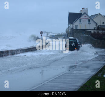 Cobo Bay, Guernsey. 4. Januar 2013. Starke Winde und 10 Meter hohen Gezeiten zusammenfallen, um Chaos und Road Verschlüsse zu verursachen. Teile der Westküste waren unpassierbar durch Überschwemmungen und Felsen, die durch die starke Meere übersät Teile der Straßen geworfen wurden. © Robert Smith/Alamy Stockfoto