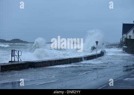 Cobo Bay, Guernsey. 4. Januar 2013. Starke Winde und 10 Meter hohen Gezeiten zusammenfallen, um Chaos und Road Verschlüsse zu verursachen. Teile der Westküste waren unpassierbar durch Überschwemmungen und Felsen, die durch die starke Meere übersät Teile der Straßen geworfen wurden. © Robert Smith/Alamy Stockfoto