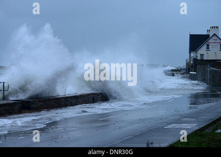 Cobo Bay, Guernsey. 4. Januar 2013. Starke Winde und 10 Meter hohen Gezeiten zusammenfallen, um Chaos und Road Verschlüsse zu verursachen. Teile der Westküste waren unpassierbar durch Überschwemmungen und Felsen, die durch die starke Meere übersät Teile der Straßen geworfen wurden. © Robert Smith/Alamy Stockfoto