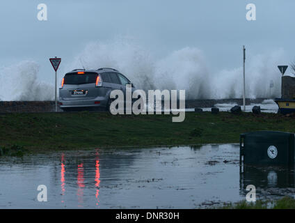 Cobo Bay, Guernsey. 4. Januar 2013. Starke Winde und 10 Meter hohen Gezeiten zusammenfallen, um Chaos und Road Verschlüsse zu verursachen. Teile der Westküste waren unpassierbar durch Überschwemmungen und Felsen, die durch die starke Meere übersät Teile der Straßen geworfen wurden. © Robert Smith/Alamy Stockfoto