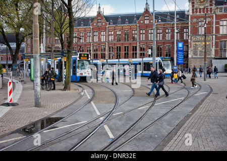 Straßenbahnlinie vor Amsterdam Centraal Bahnhof, Holland, Niederlande. Stockfoto