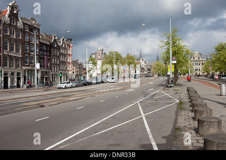 Prins Hendrikkade Straße in Amsterdam, Nordholland, Niederlande. Stockfoto