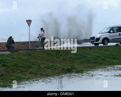 Cobo Bay, Guernsey. 4. Januar 2013. Starke Winde und 10 Meter hohen Gezeiten zusammenfallen, um Chaos und Road Verschlüsse zu verursachen. Teile der Westküste waren unpassierbar durch Überschwemmungen und Felsen, die durch die starke Meere übersät Teile der Straßen geworfen wurden. © Robert Smith/Alamy Stockfoto