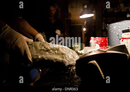 North San Juan Area, Kalifornien, USA. 5. November 2013. Vakuum-Versiegelung auf Qualität und frische von Cannabis zu erhalten. Jamie Forde/NurPhoto/ZUMAPRESS.com/Alamy © Live-Nachrichten Stockfoto