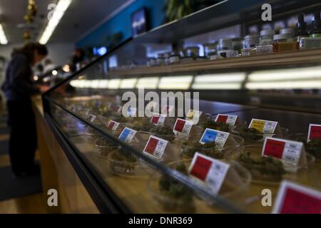 North San Juan Area, Kalifornien, USA. 9. Dezember 2013. Eine Frau kauft ihre Medizin auf einer Krankenstation in Oakland, Kalifornien. Jamie Forde/NurPhoto/ZUMAPRESS.com/Alamy © Live-Nachrichten Stockfoto