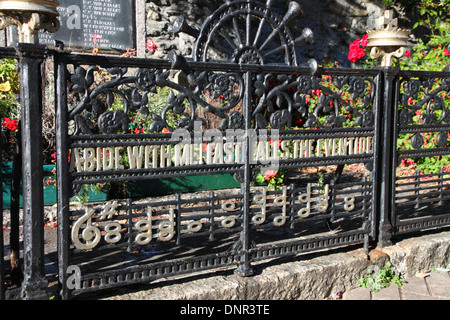 Ein Kriegerdenkmal mit schmiedeeisernen Toren eingeschrieben "Einhalten mit mir schnell fällt der Abend". Stockfoto