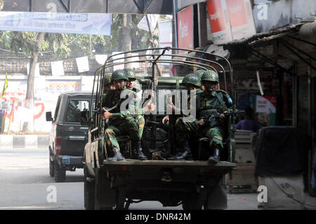 Dhaka, Bangladesch. 4. Januar 2014. Bangladeshi Armeepersonal patrouillieren auf einer Straße vor Jan. 5 Parlamentswahlen in Dhaka, Bangladesh, 4. Januar 2013. Einige 21 Oppositionsparteien sind Premierminister Sheikh Hasina Weigerung, eine überparteiliche Übergangsregierung zur Überwachung der Wahlen einzuführen die Wahlen boykottiert. Bildnachweis: Shariful Islam/Xinhua/Alamy Live-Nachrichten Stockfoto