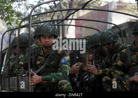 Dhaka, Bangladesch. 4. Januar 2014. Bangladeshi Armeepersonal patrouillieren auf einer Straße vor Jan. 5 Parlamentswahlen in Dhaka, Bangladesh, 4. Januar 2013. Einige 21 Oppositionsparteien sind Premierminister Sheikh Hasina Weigerung, eine überparteiliche Übergangsregierung zur Überwachung der Wahlen einzuführen die Wahlen boykottiert. Bildnachweis: Shariful Islam/Xinhua/Alamy Live-Nachrichten Stockfoto