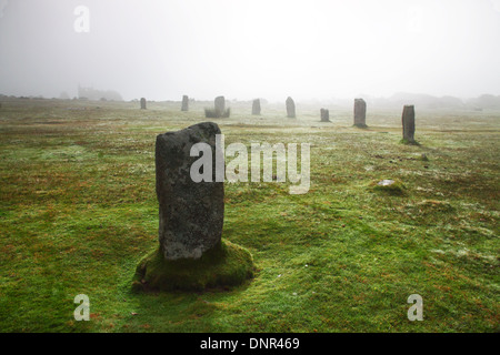 Eine Reihe von prähistorischen Menhiren im Nebel. Stockfoto