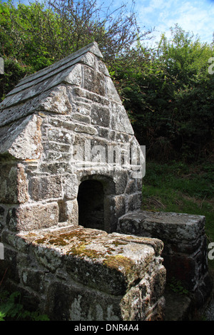 Ein Stein keltischen Heiligen gut gebaut. Stockfoto