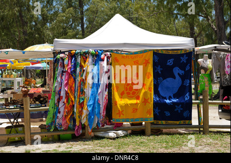 Farbenfrohe Strandtücher und Sarongs Angebote am Strand von Le Morne, Mauritius. Stockfoto