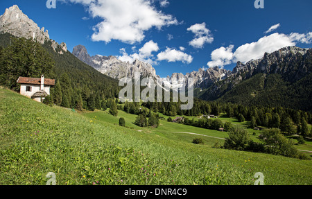 Das Val Canali Tal, Ansicht von Piereni. Die Pale di San Martino Berg Gruppe. Die Dolomiten des Trentino. Italienische Alpen. Stockfoto