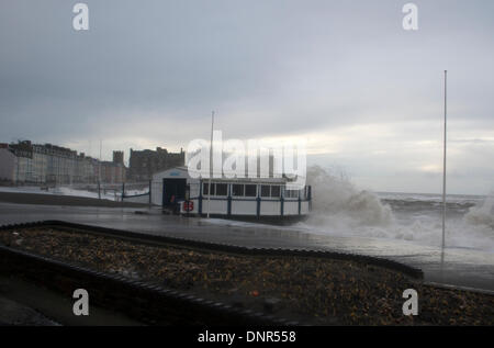 Mehr große Wellen schlagen Aberystwyth Promenade an den hohen Gezeiten, weiterhin eine Folge von extremen Wetterbedingungen, die Küstenstadt getroffen und das Vereinigte Königreich in Stockfoto
