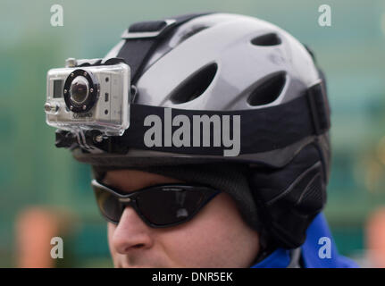 Hannover, Deutschland. 4. Januar 2014. ILLUSTRATION - Illustration zeigt einen Mann mit einem Ski-Hemlet mit mit GoPro Marke Kamera befestigt, um es in Hannover, 4. Januar 2014. Die Kamera, die auf dem Helm getragen werden kann, kann hochauflösende Videos und Fotos machen. Foto: JULIAN STRATENSCHULTE/Dpa/Alamy Live News Stockfoto