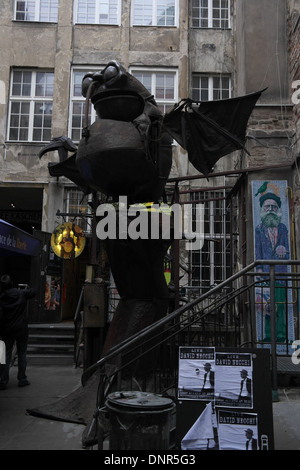 Groß Metall Animatronic Frosch Monster stehende Gebäude Skulpturenhof, Monster Kabinett, Rosenthaler Straße 39, Berlin Stockfoto