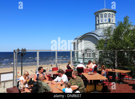 Cafe Terrasse in der Nähe von Art Nouveau Bath in Majori Strand, Ostsee, Jurmala, Riga, Lettland Stockfoto