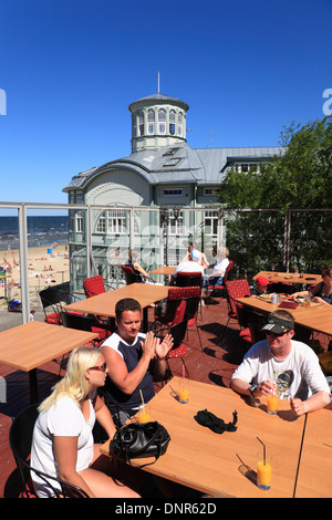 Cafe Terrasse in der Nähe von Art Nouveau Bath in Majori Strand, Ostsee, Jurmala, Riga, Lettland Stockfoto