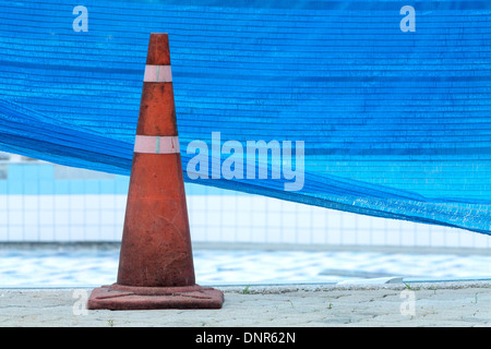 Verkehr-Kegel in der Nähe von Schwimmbad Reparatur arbeiten Stockfoto