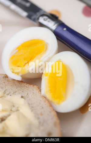 Hart gekochten Eiern am Frühstückstisch Stockfoto