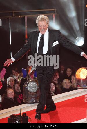 Borehamwood, Hertfordshire, UK. 3. Januar 2014. Lionel Blair nachts Kanal 5 Celebrity großen Bruder Start Elstree Studios, Borehamwood, Hertfordshire - Credit: KEITH MAYHEW/Alamy Live-Nachrichten Stockfoto