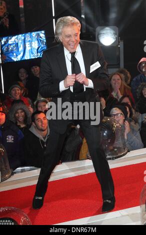 Borehamwood, Hertfordshire, UK. 3. Januar 2014. Lionel Blair nachts Kanal 5 Celebrity großen Bruder Start Elstree Studios, Borehamwood, Hertfordshire - Credit: KEITH MAYHEW/Alamy Live-Nachrichten Stockfoto