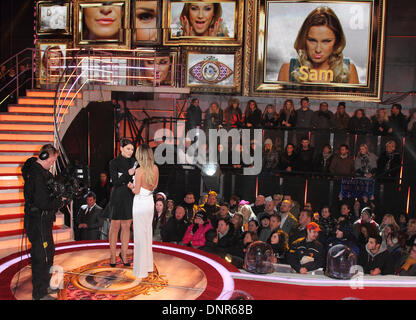 Borehamwood, Hertfordshire, UK. 3. Januar 2014. Der einzige Weg ist Essex Sterne Sam Faiers nachts Channel 5 Celebrity Big Brother starten Elstree Studios in Borehamwood, Hertfordshire - Credit: KEITH MAYHEW/Alamy Live News Stockfoto